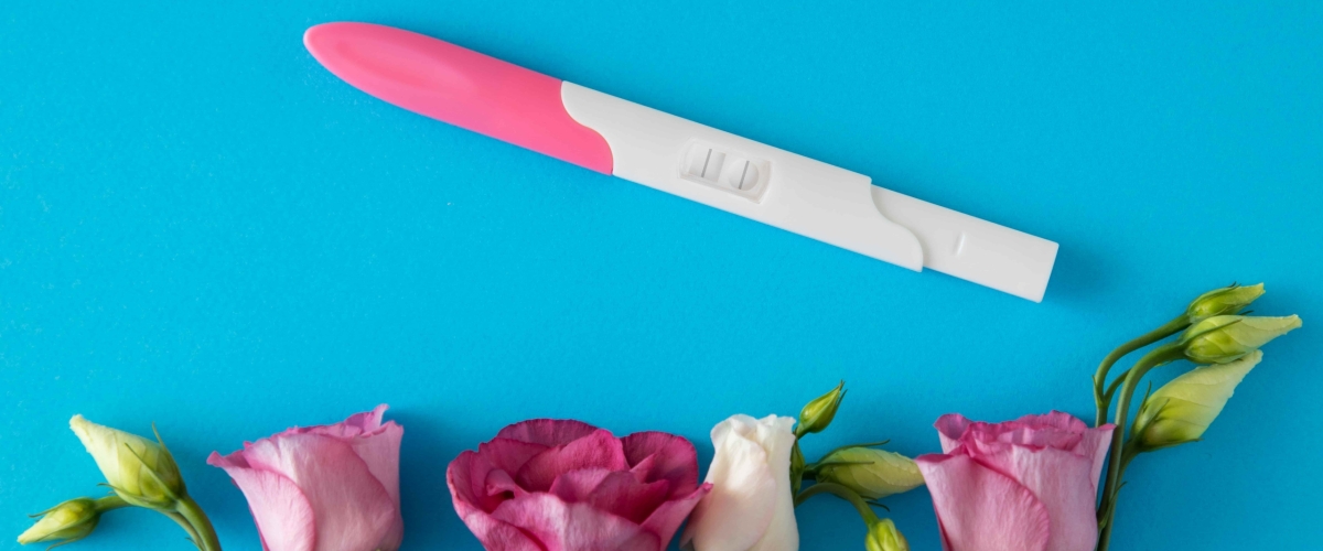 top-view-positive-pregnancy-test-flowers (1)